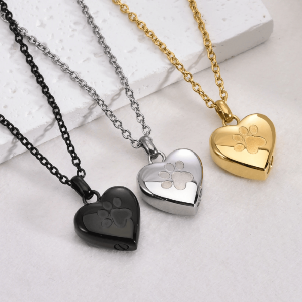 Collar urna Corazón con huella grabada. Acero inoxidable. Oro, plata y negro.